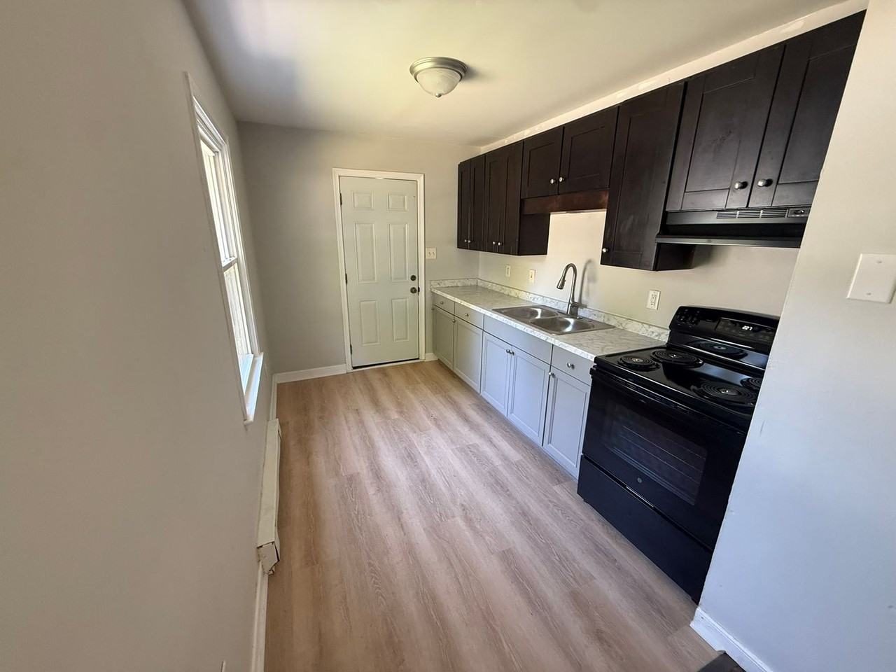 1401 Milton St - Photo 4 of 9