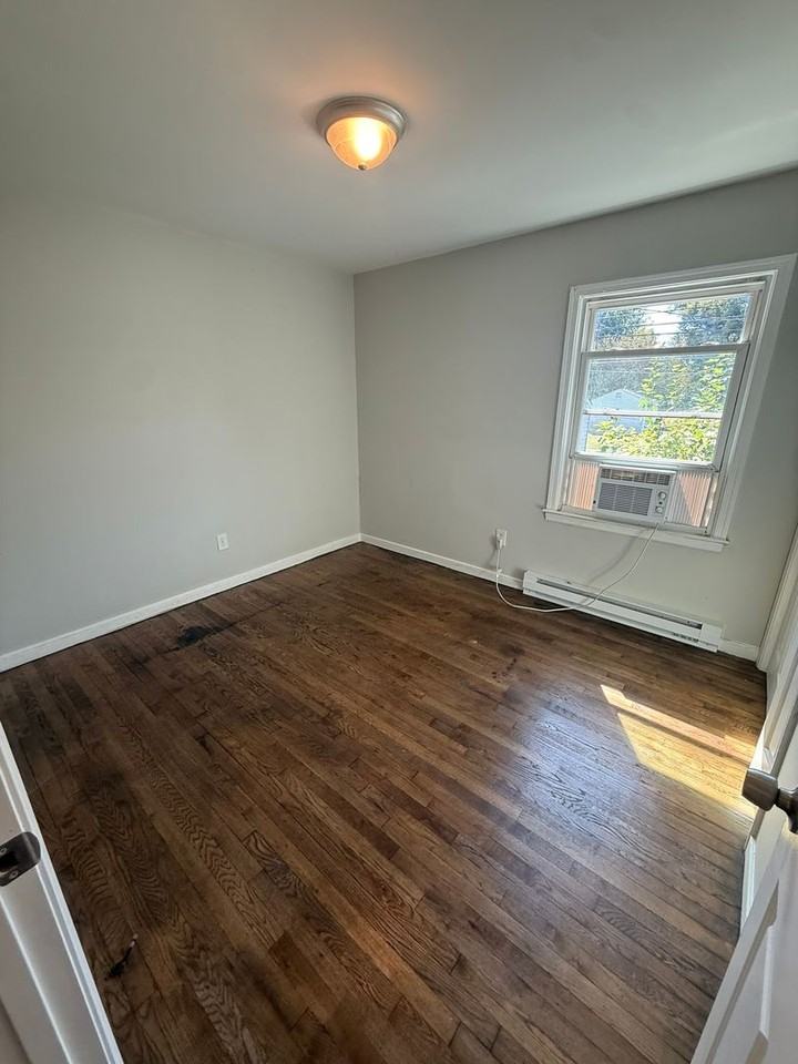 1401 Milton St - Photo 6 of 9