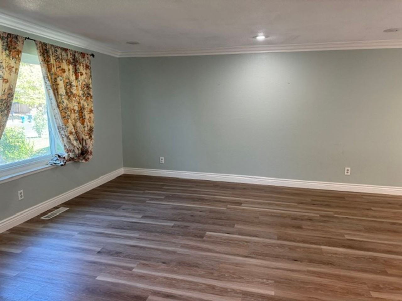 720 W 9th St - Photo 2 of 35