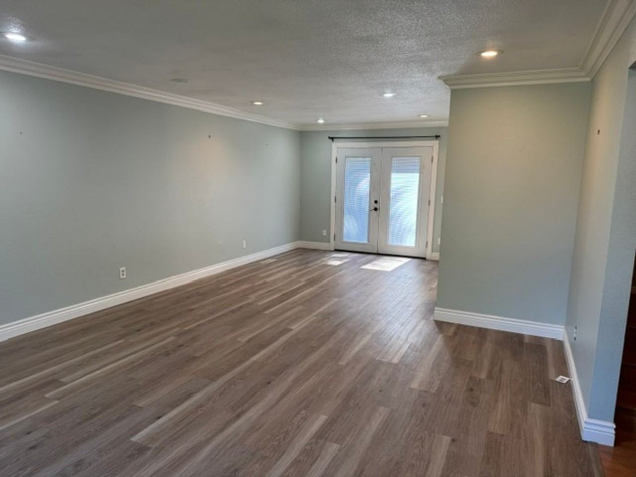 720 W 9th St - Photo 3 of 35
