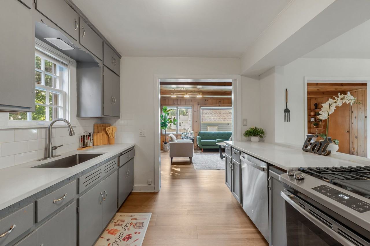 5231 N Bay Ridge Ave - Photo 3 of 22