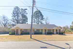 featured image of 805 E Oak Ave #1