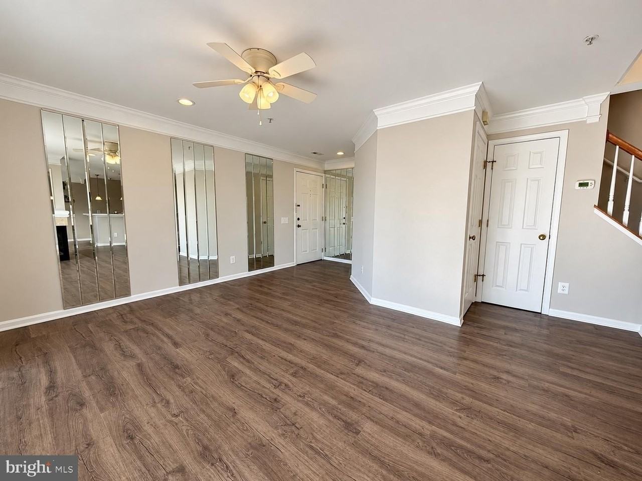 46924 Courtyard Sq - Photo 4 of 31
