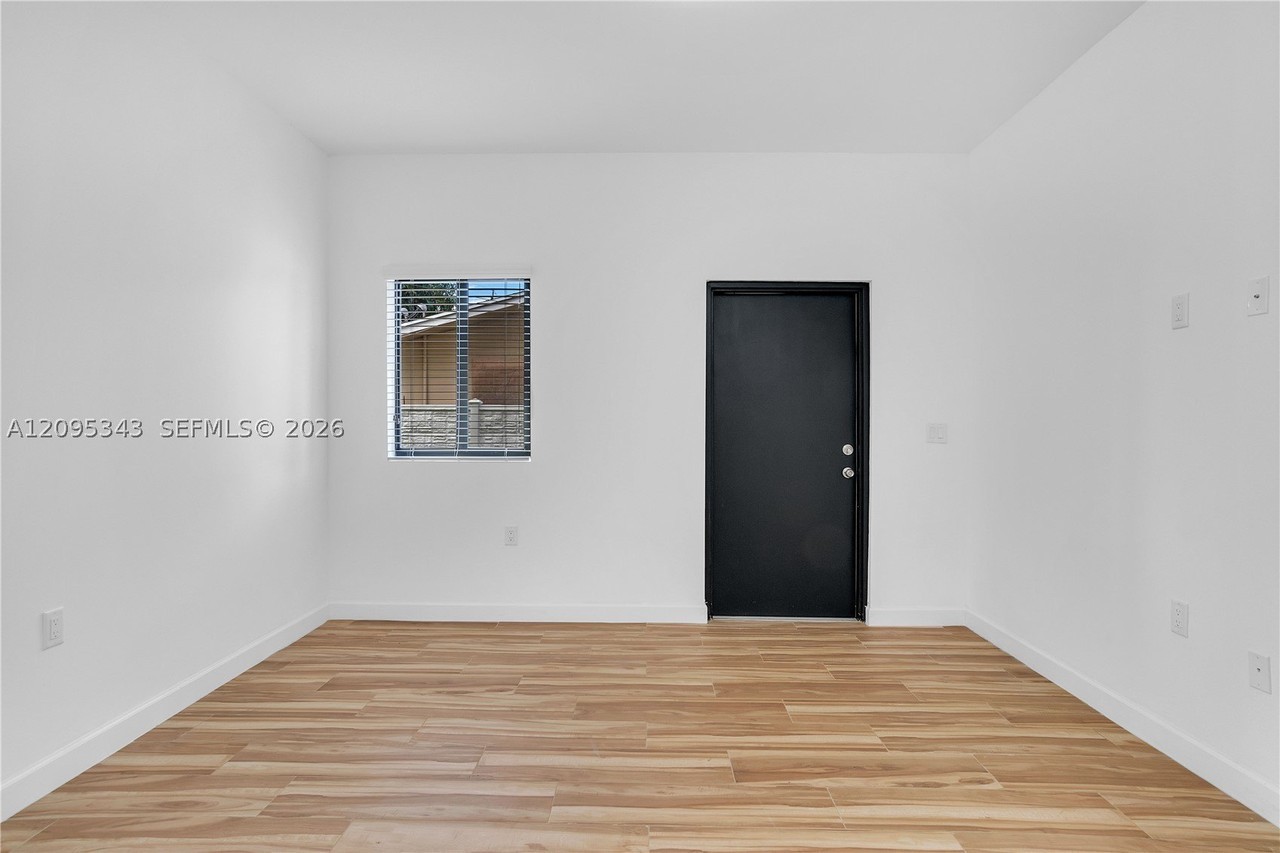 170 E 34th St #101 - Photo 3 of 21