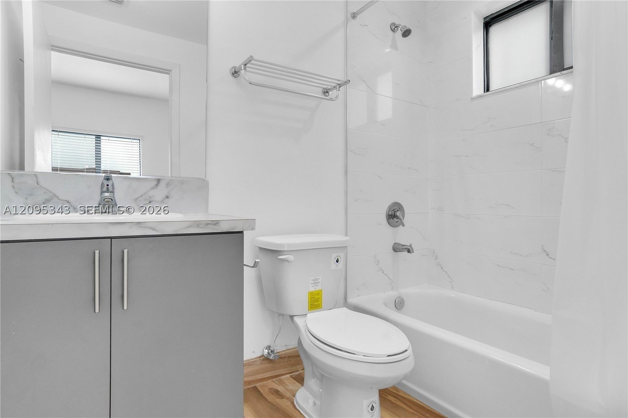 170 E 34th St #101 - Photo 4 of 21