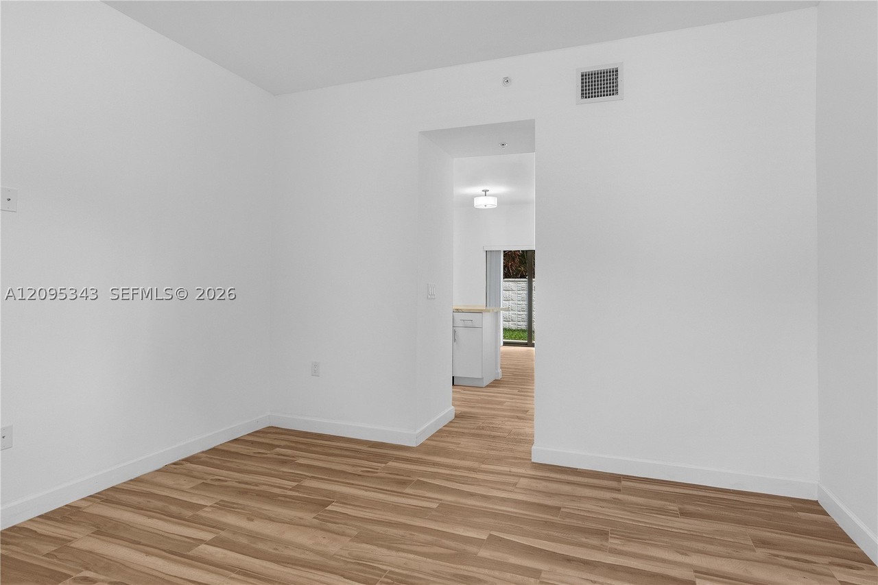 170 E 34th St #101 - Photo 5 of 21