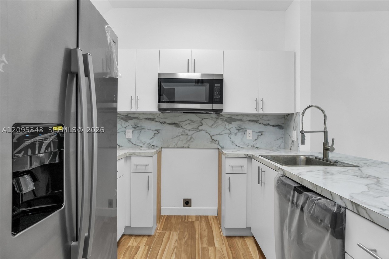 170 E 34th St #101 - Photo 6 of 21