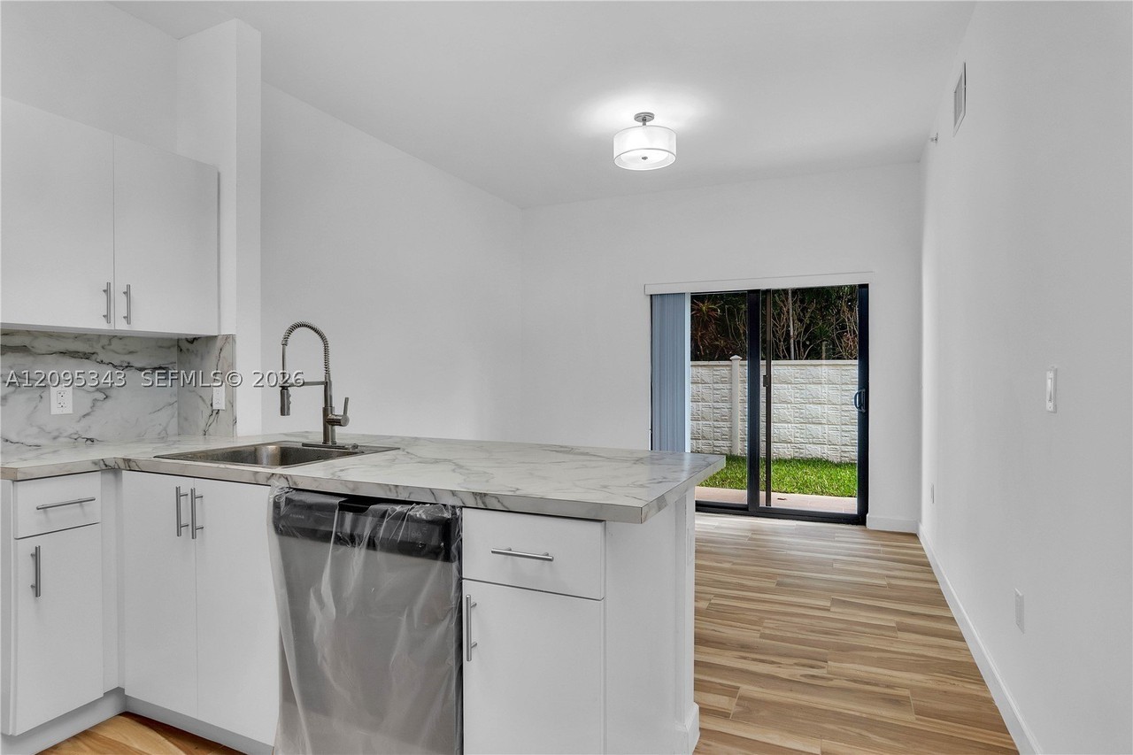 170 E 34th St #101 - Photo 7 of 21