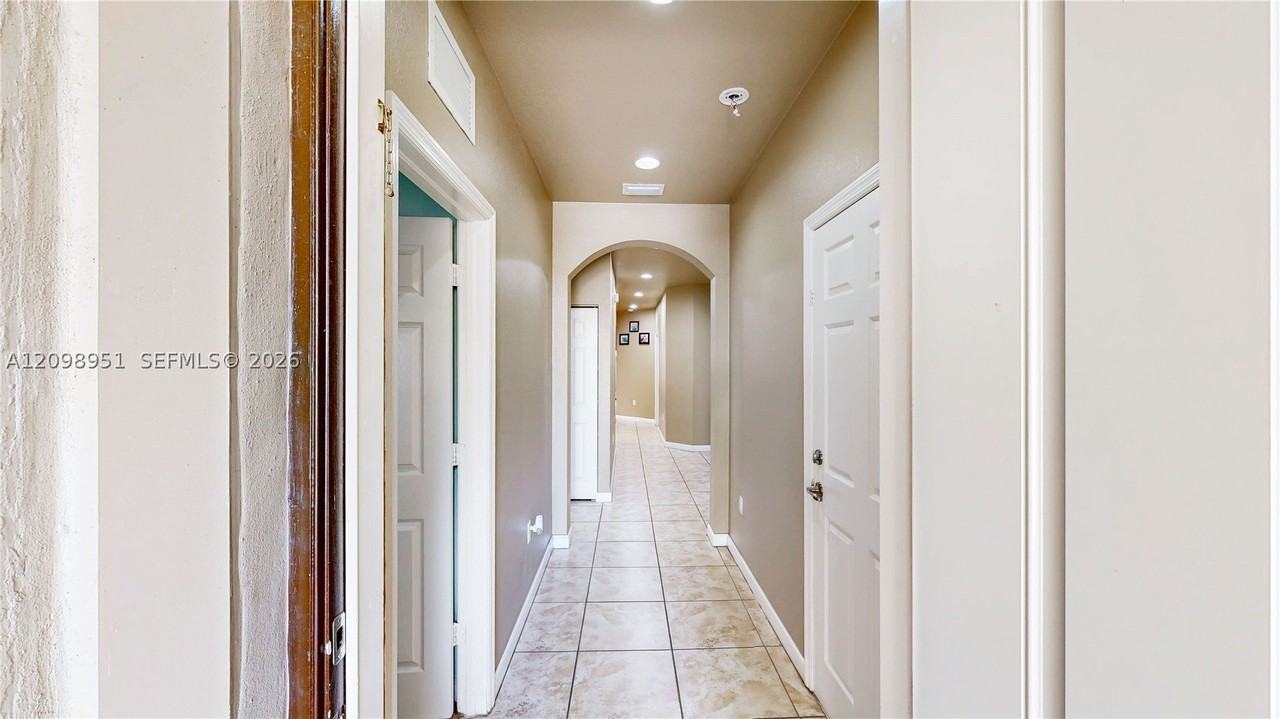 729 Se 34th Ave - Photo 4 of 46
