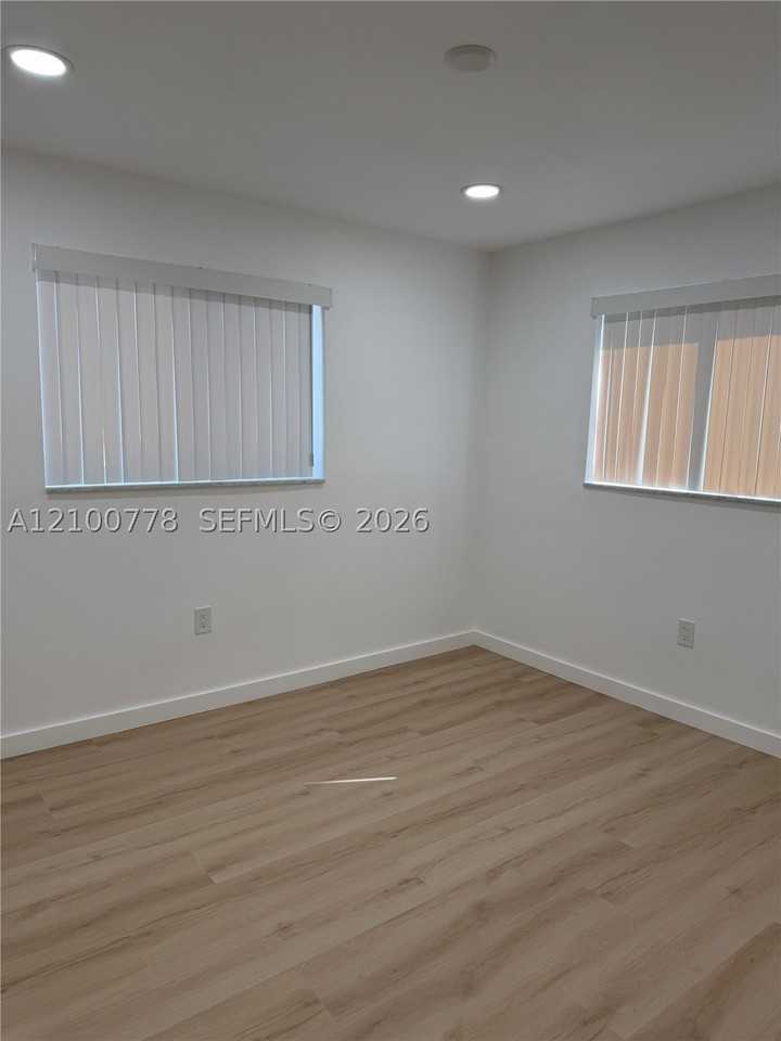 145 W 20th St #1 - Photo 4 of 6