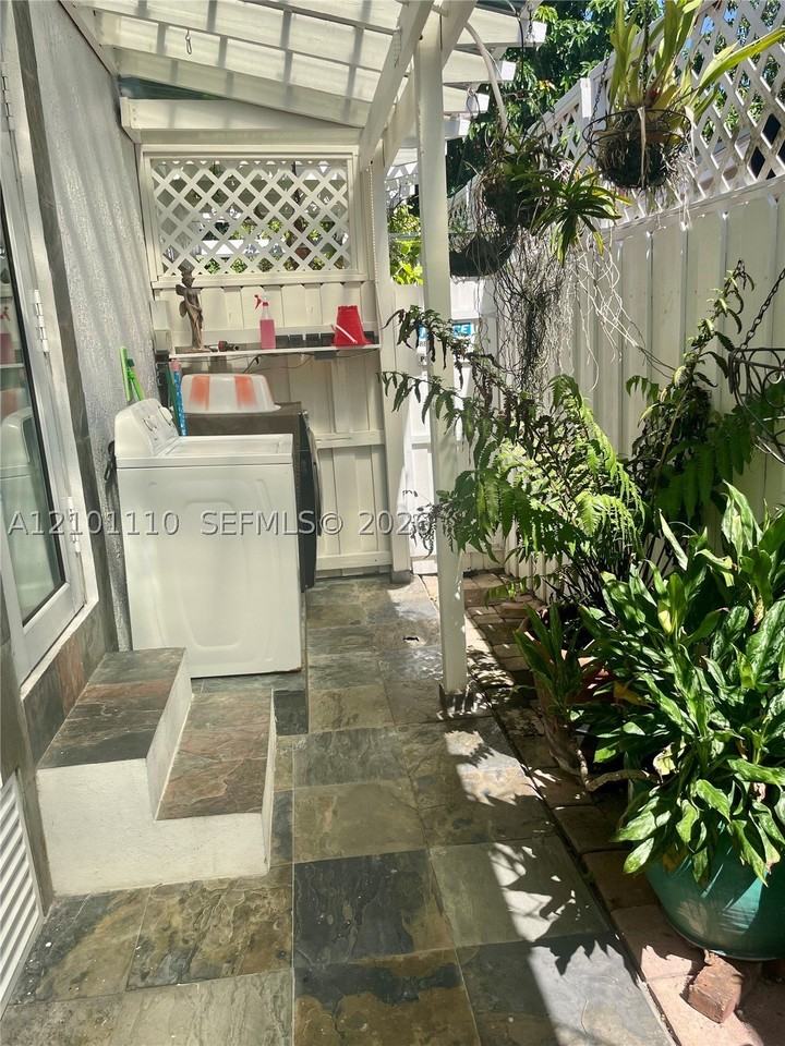 4101 Nw 5th St #2 - Photo 3 of 28