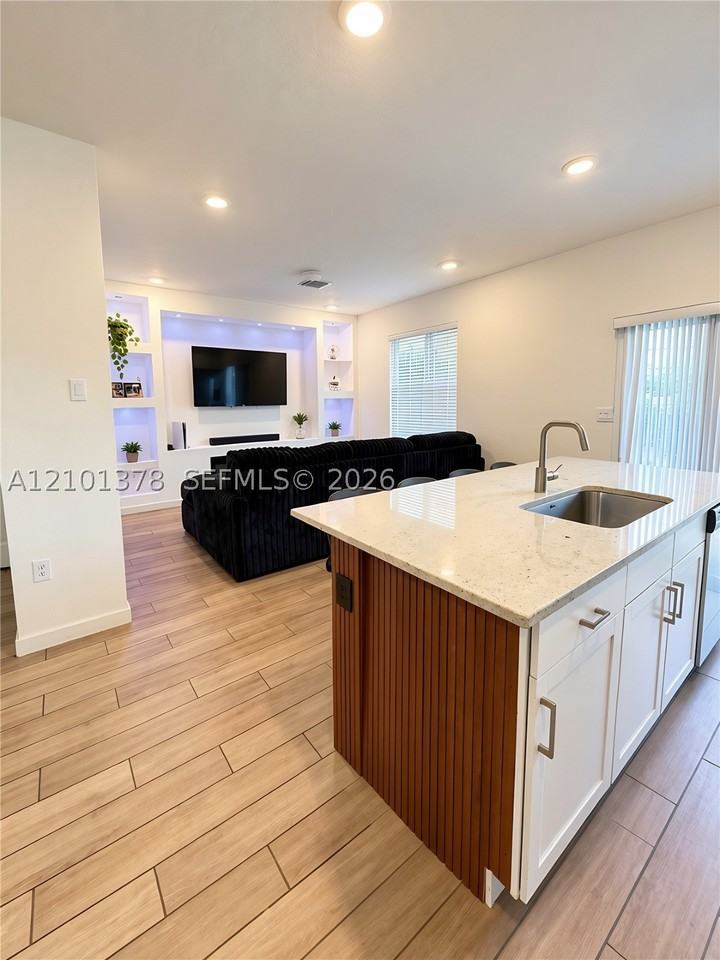 831 Se 16th Ct - Photo 3 of 15