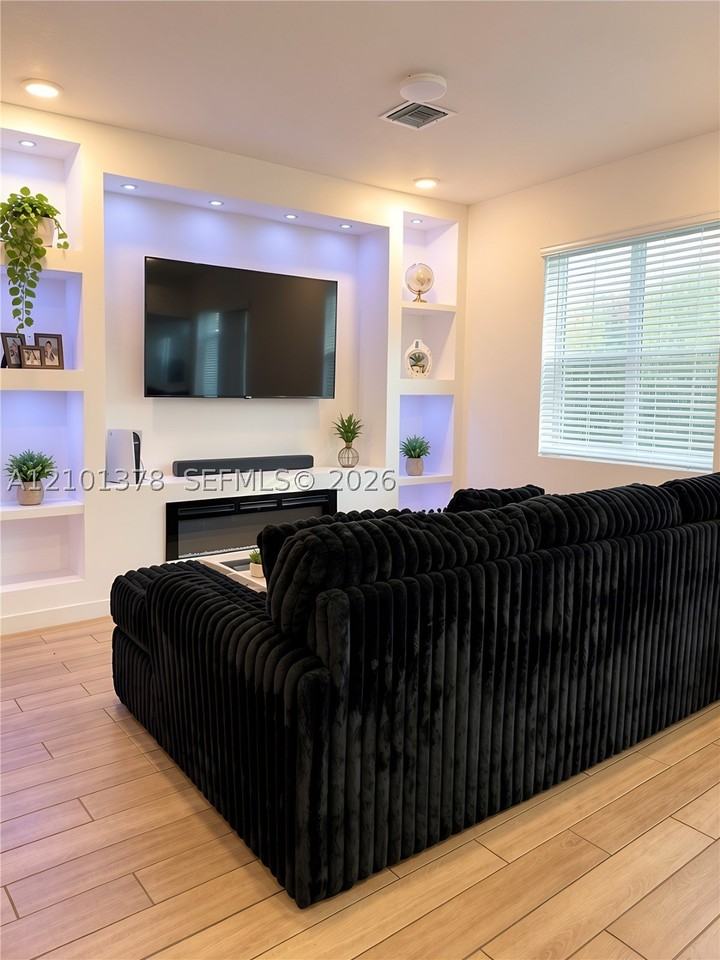 831 Se 16th Ct - Photo 4 of 15