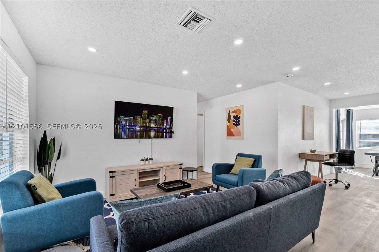 730 N 72nd Ter - Photo 5 of 24