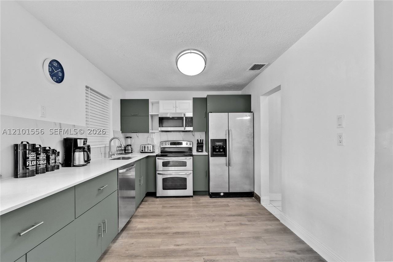 730 N 72nd Ter - Photo 6 of 24