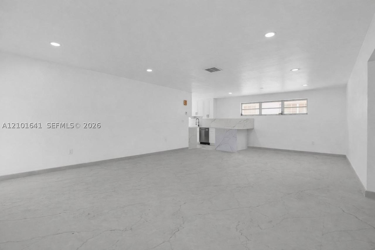 8850 Ne 4th Ave - Photo 6 of 24