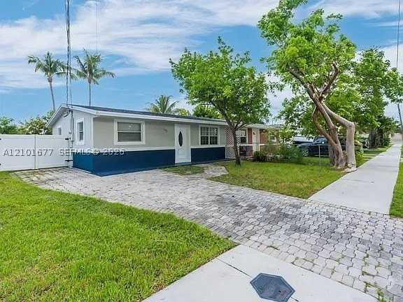 1523 Sw 68th Way - Photo 6 of 10