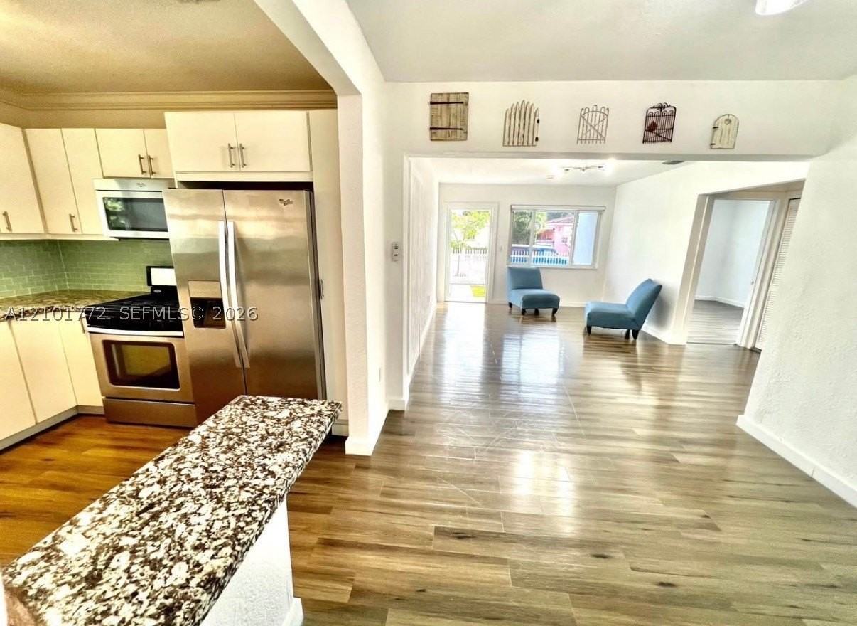 180 Nw 32nd Pl #1 - Photo 5 of 15