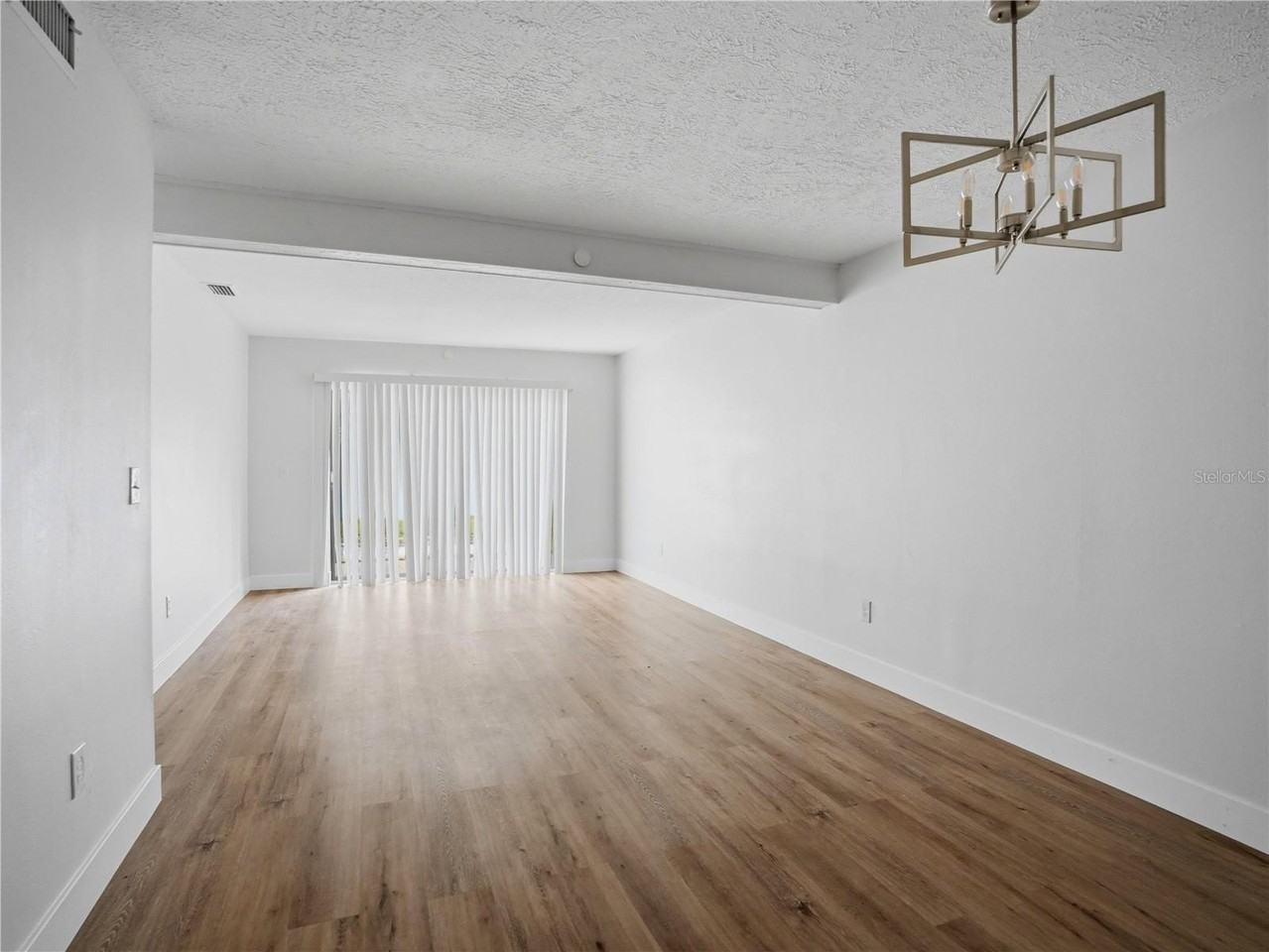 9824 Pocono St - Photo 5 of 28