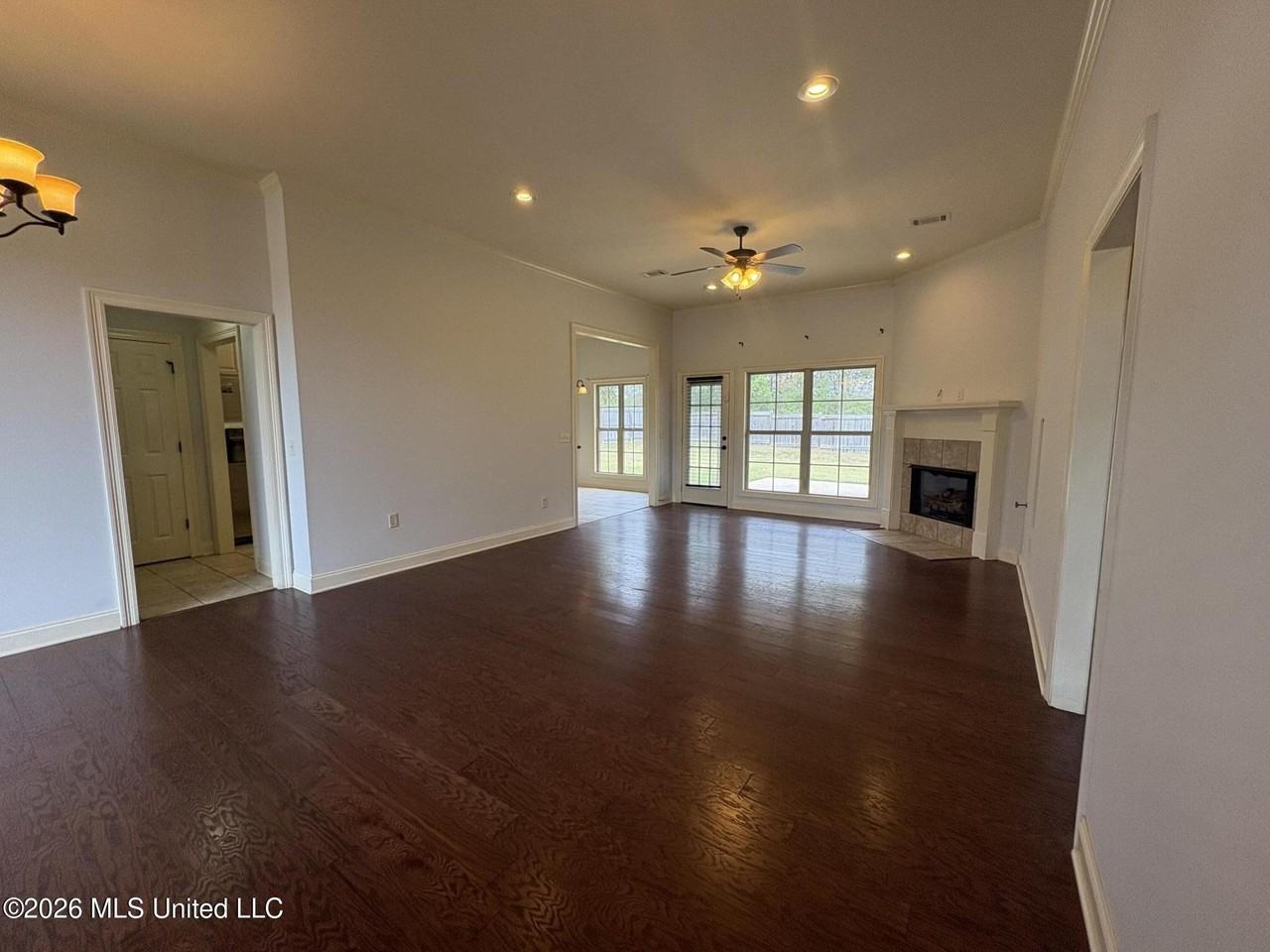 112 Clearview Dr E - Photo 7 of 42