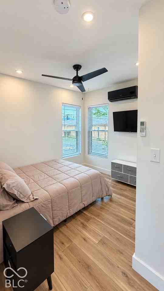 1519 Woodlawn Ave - Photo 2 of 8