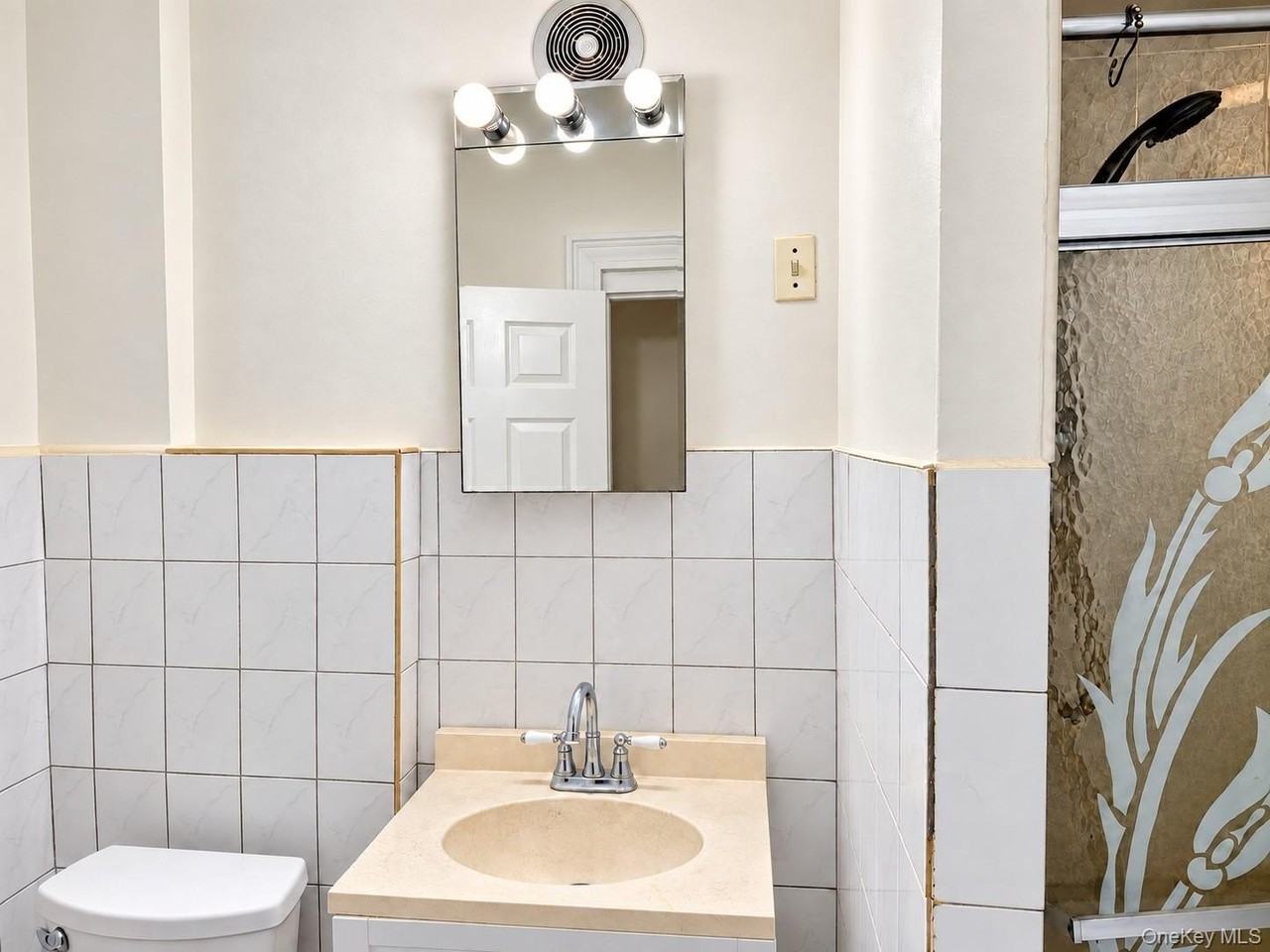 1465 Brooklyn Ave - Photo 3 of 4