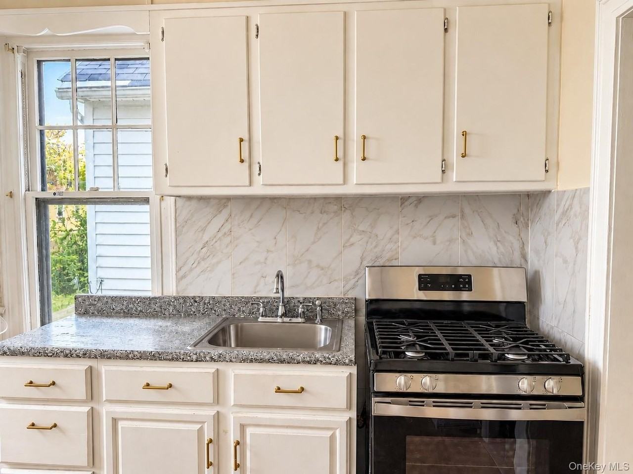 1465 Brooklyn Ave - Photo 4 of 4
