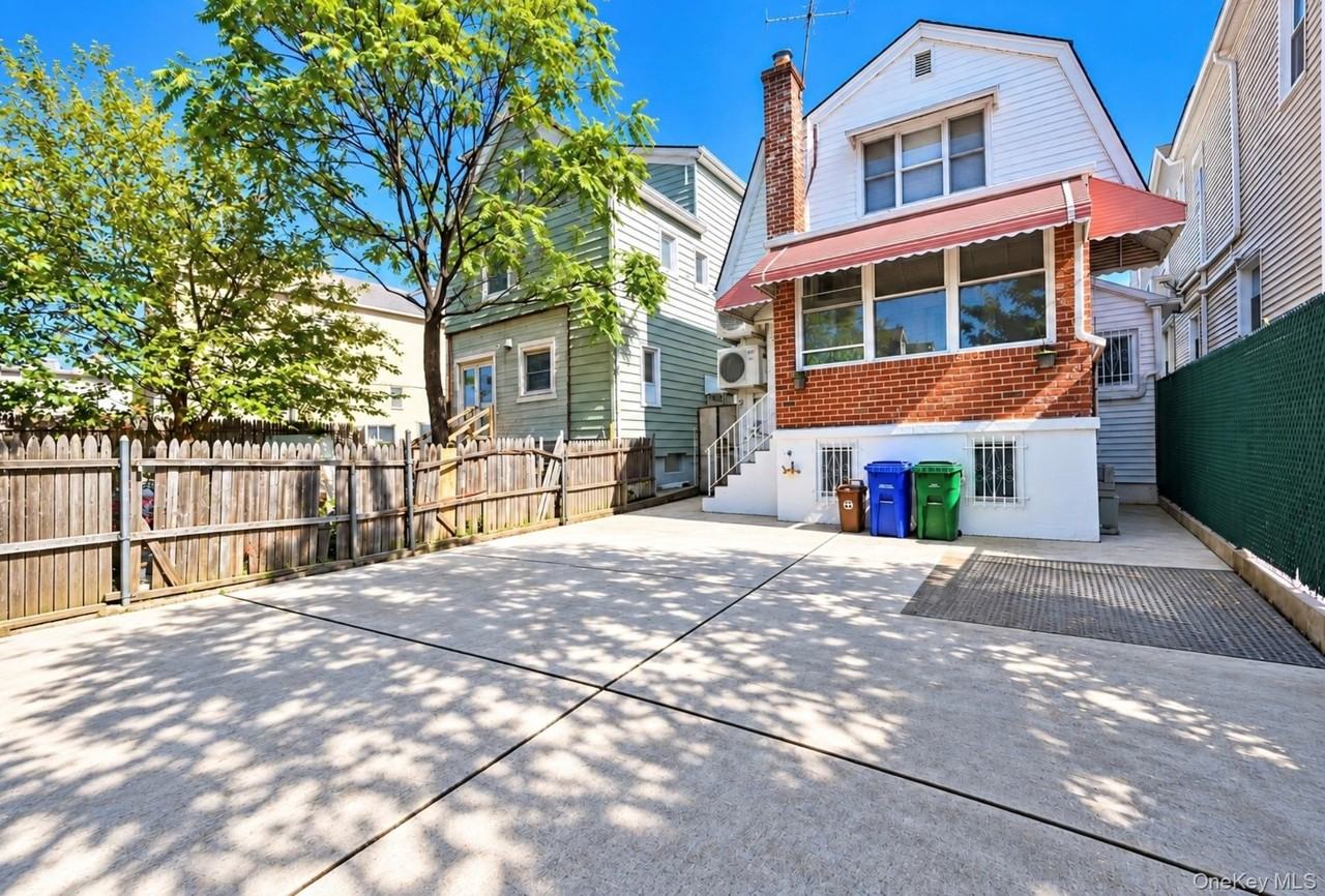 2561 Fenton Ave - Photo 2 of 24