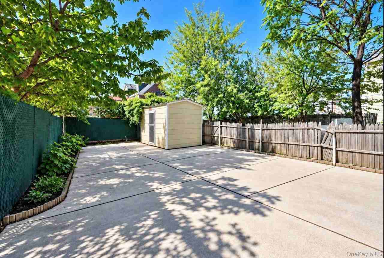 2561 Fenton Ave - Photo 3 of 24