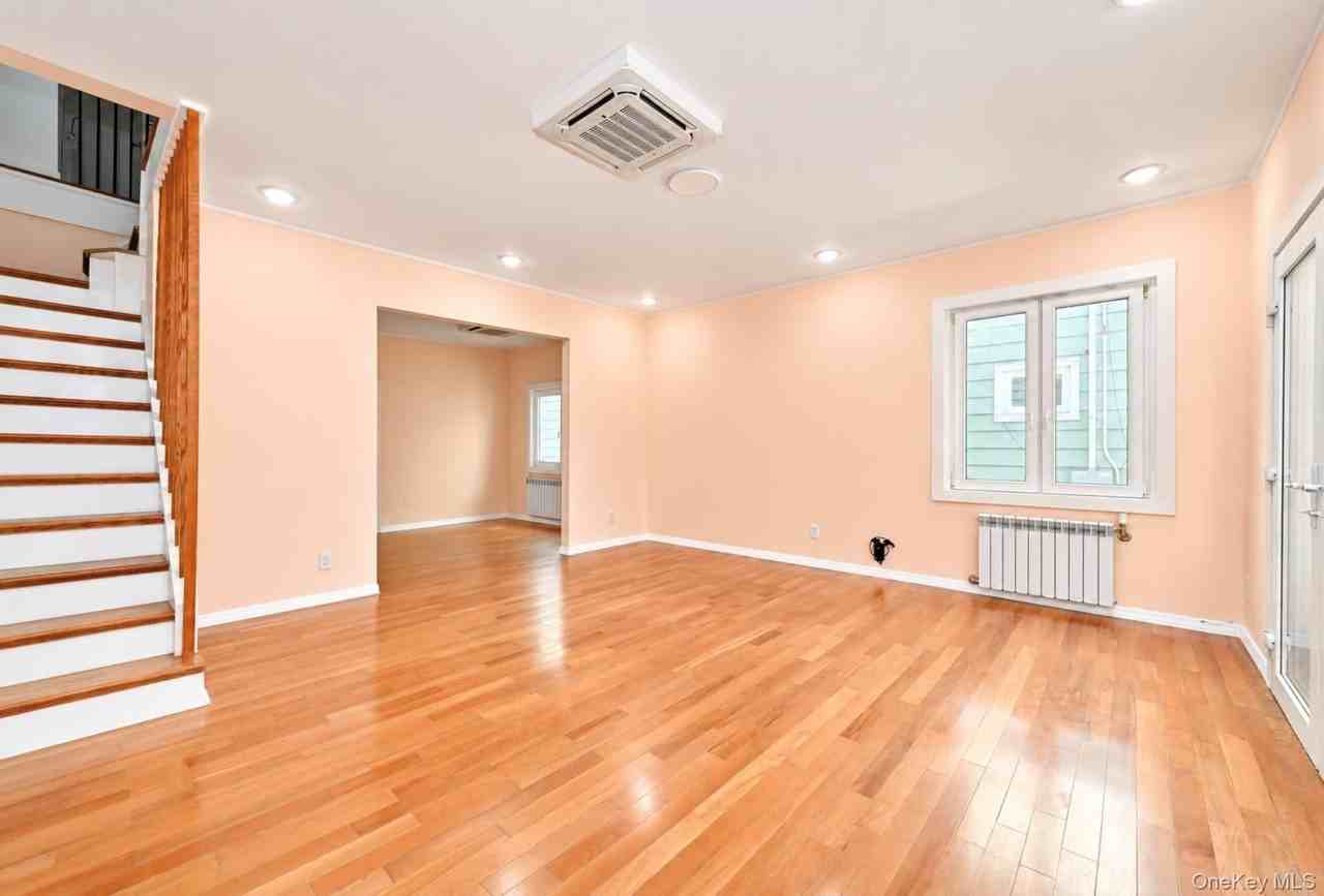 2561 Fenton Ave - Photo 4 of 24