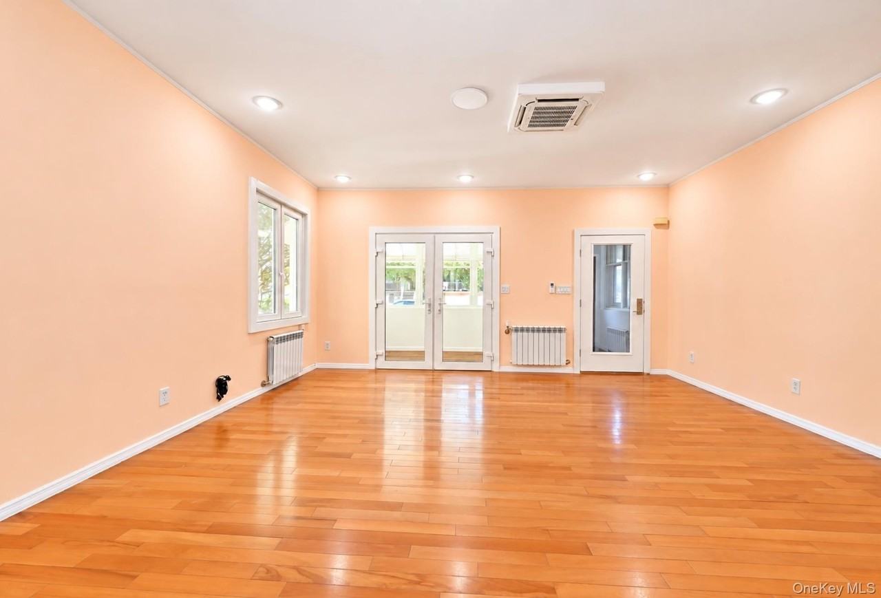 2561 Fenton Ave - Photo 5 of 24