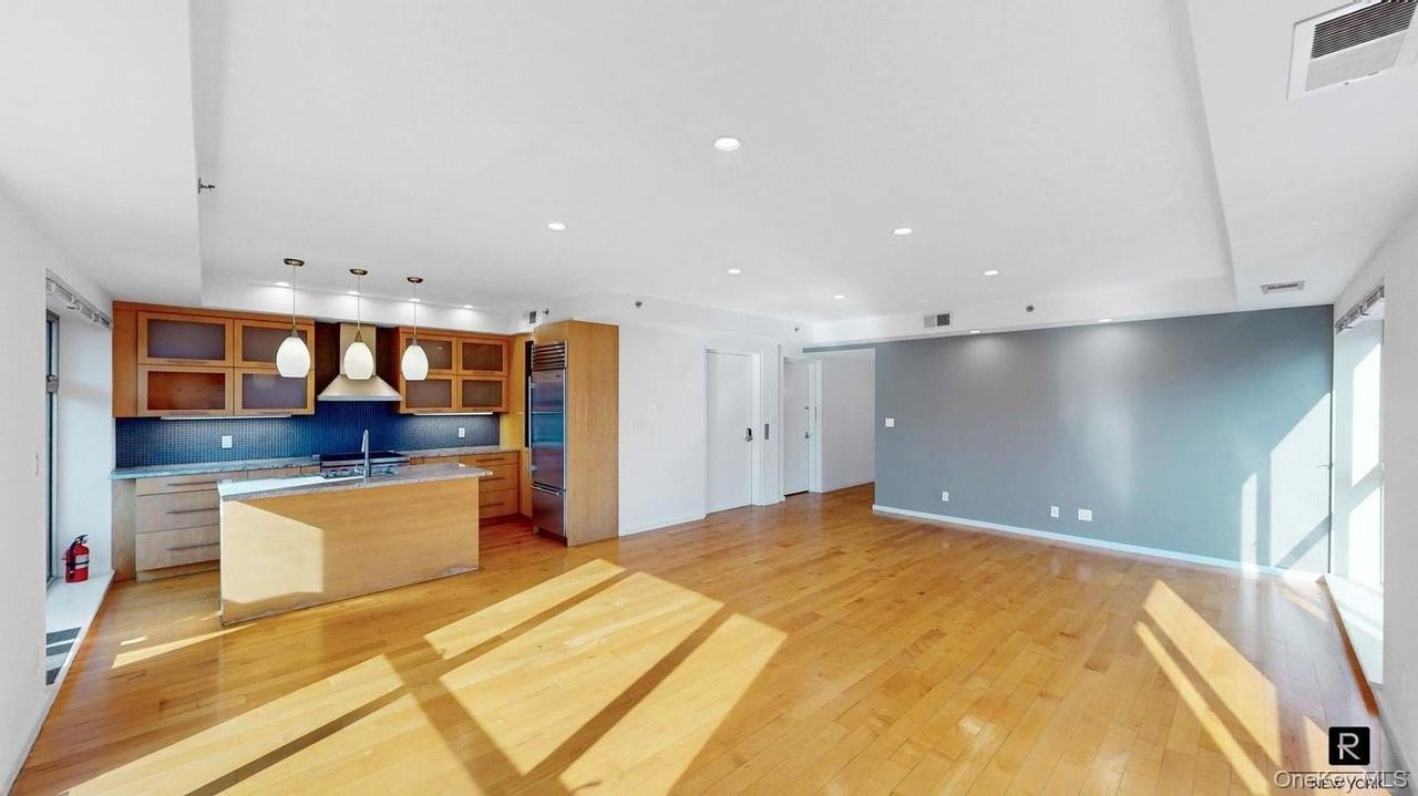 32 Clinton St #4 - Photo 3 of 17