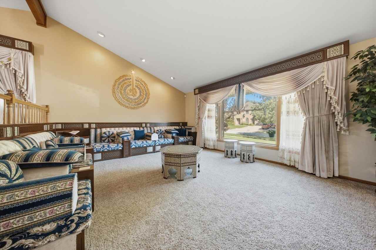 8524 Golfview Dr - Photo 2 of 44