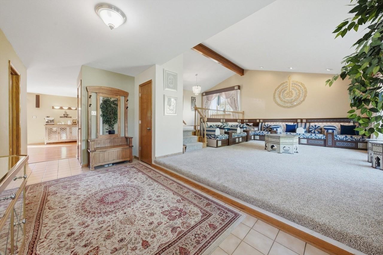 8524 Golfview Dr - Photo 3 of 44