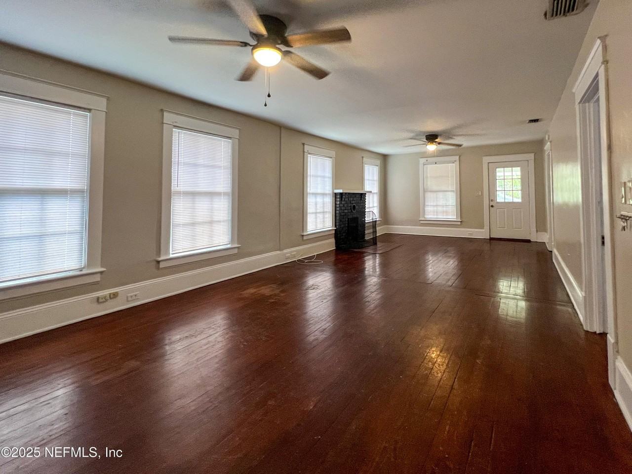 2740 Lydia St - Photo 4 of 27