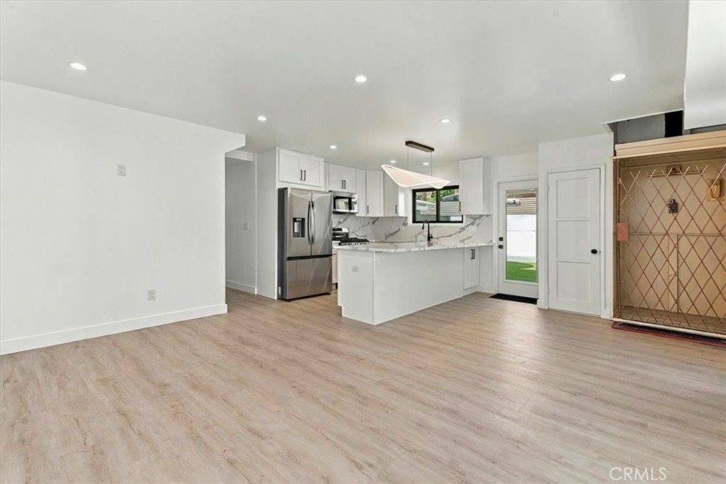 1427 N Bronson Ave - Photo 4 of 23