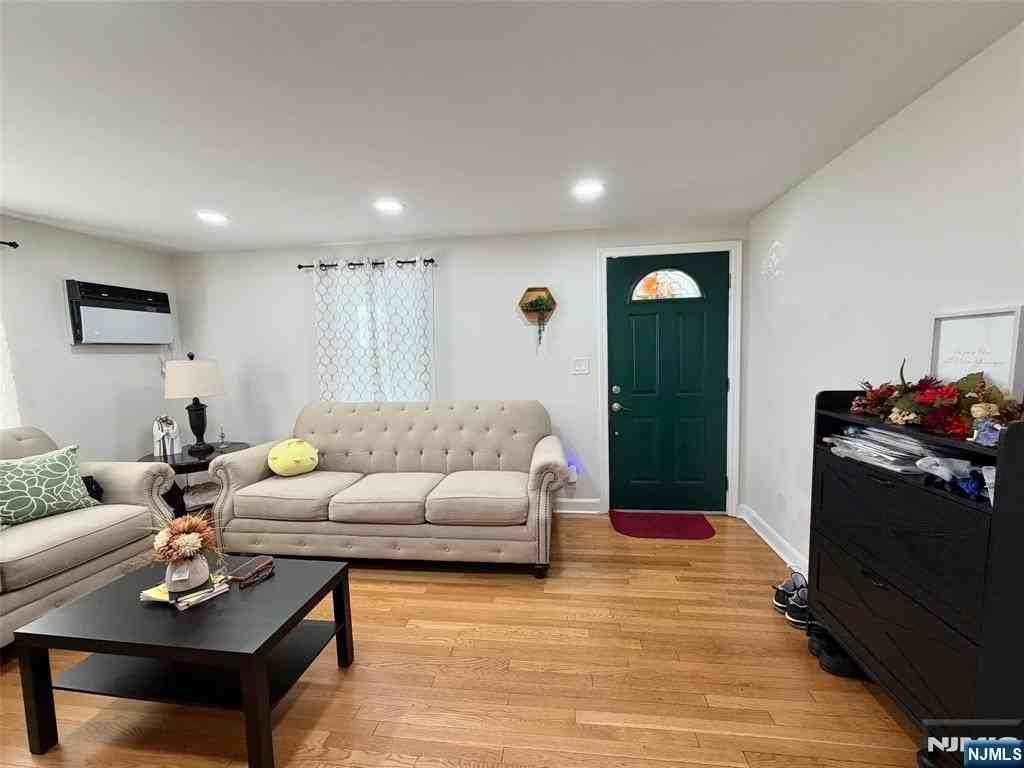 191 Elder Ave - Photo 2 of 25