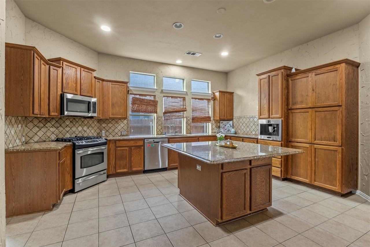 9413 Granger Ln - Photo 6 of 40