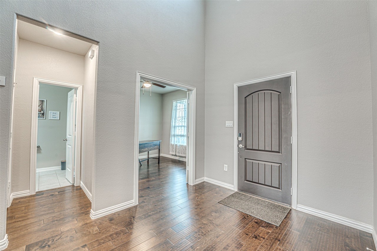 909 Gambel Dr - Photo 4 of 40