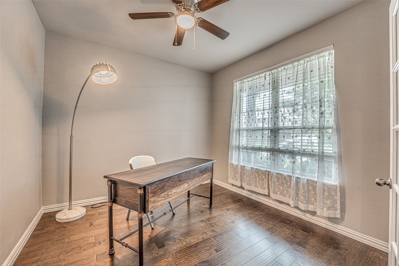 909 Gambel Dr - Photo 5 of 40