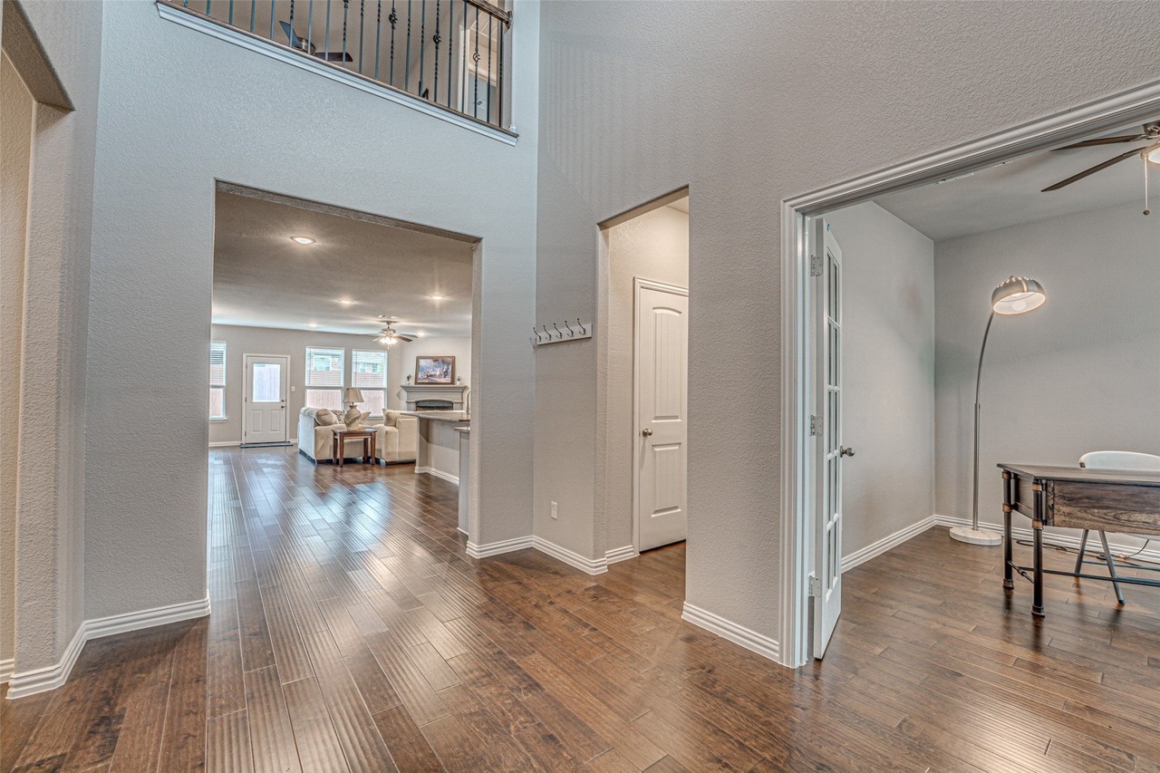 909 Gambel Dr - Photo 6 of 40