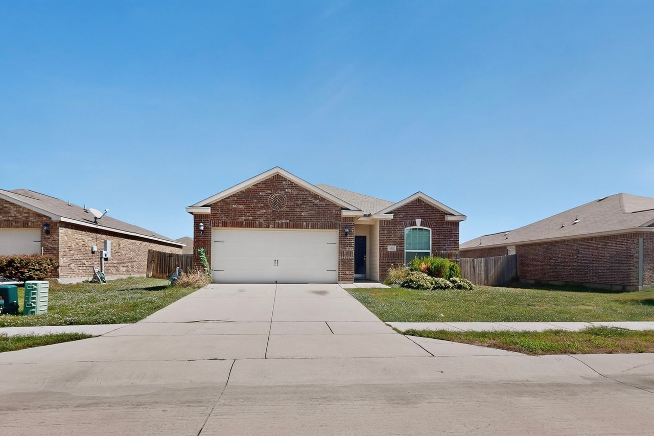 215 Magnolia Dr - Photo 3 of 40
