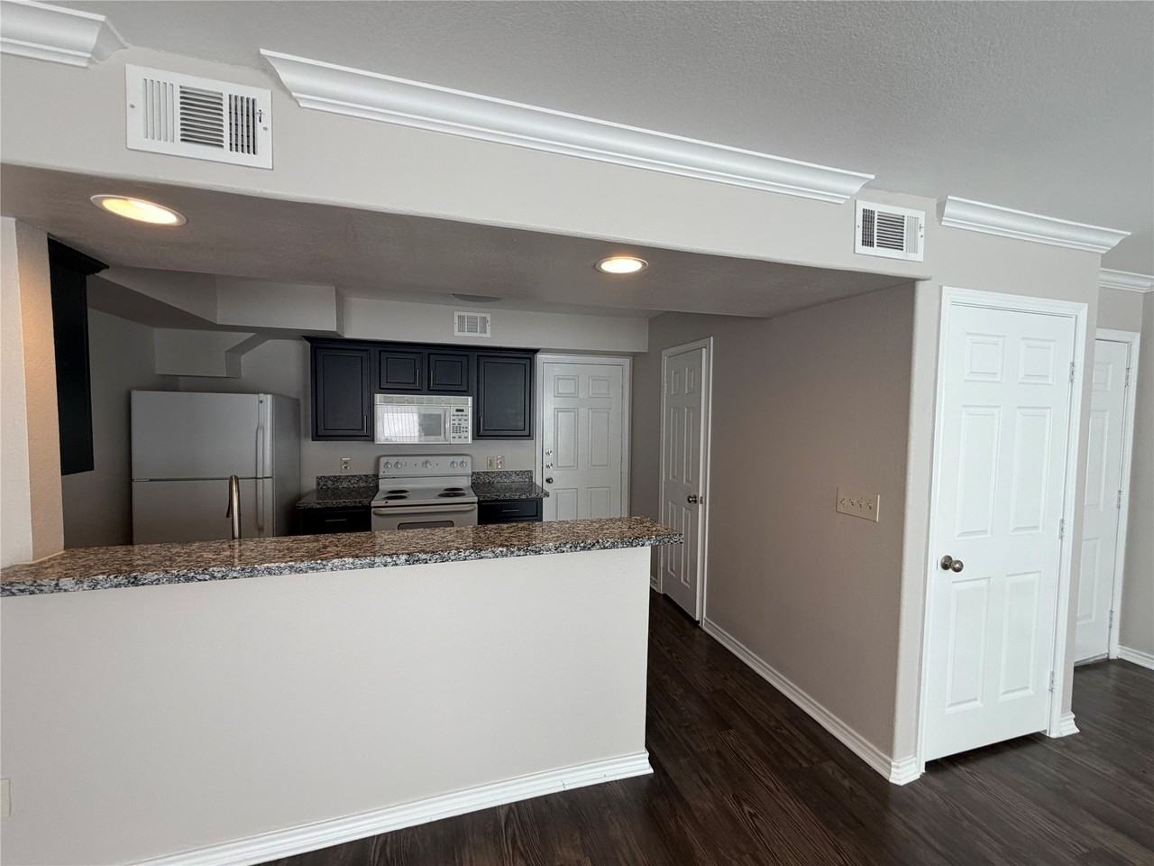 2543 Pascal Ct #B - Photo 4 of 20
