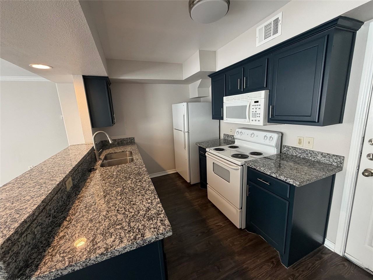 2543 Pascal Ct #B - Photo 5 of 20