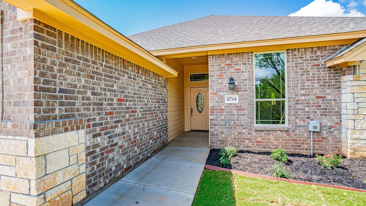 2714 Austin Dr - Photo 2 of 40