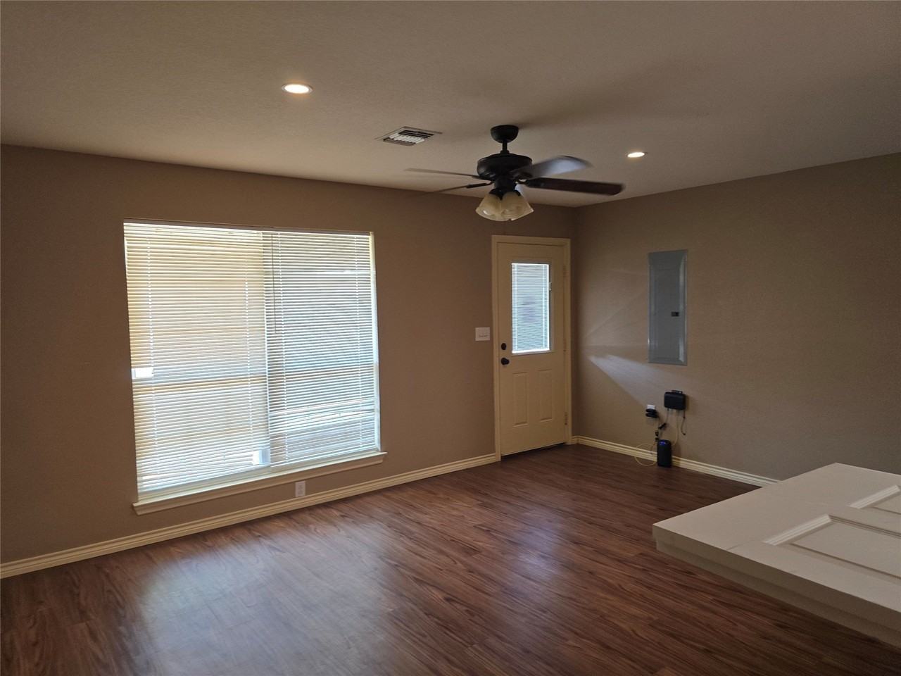 1003 Travis Ave #A - Photo 5 of 10