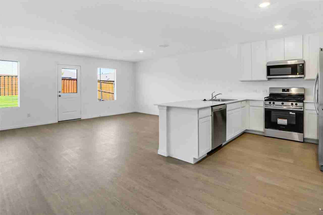 909 Cole St - Photo 4 of 24