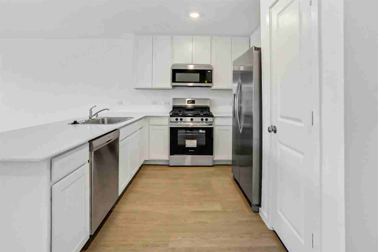 909 Cole St - Photo 5 of 24