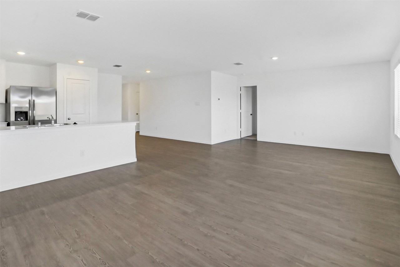 909 Cole St - Photo 6 of 24