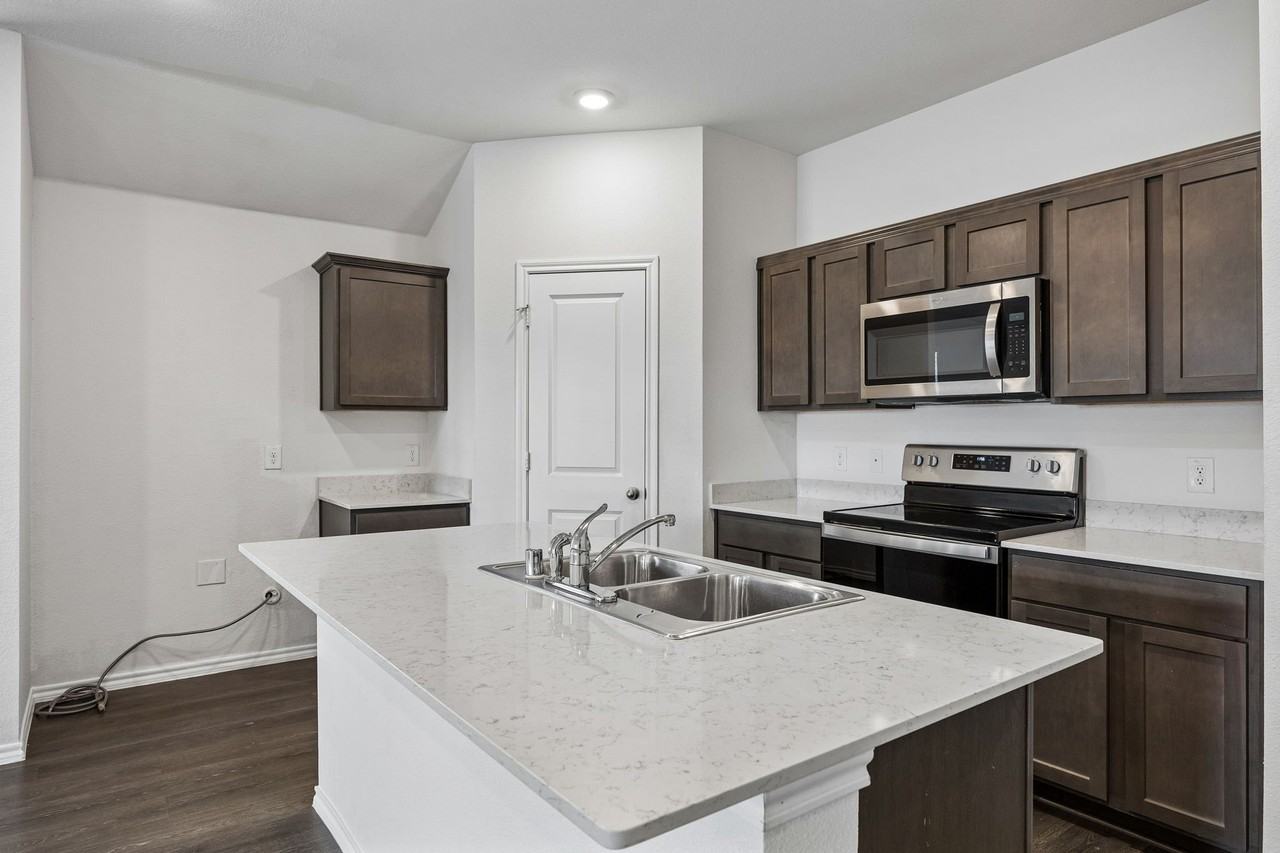 3030 Sweetwater Trl - Photo 4 of 30